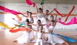 Gặp cặp vợ chồng dancer lệch nhau 20 tuổi trong liveshow Sắc màu tuổi thơ